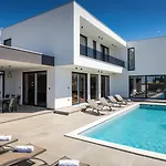 Villa Modern Tonka With Pool And Grill In Porec