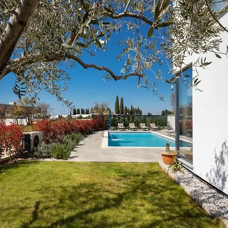 Modern Tonka With Pool And Grill In Porec *