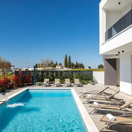 Modern Tonka With Pool And Grill In Porec Villa Tar-Vabriga