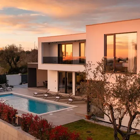 Modern Tonka With Pool And Grill In Porec Tar-Vabriga