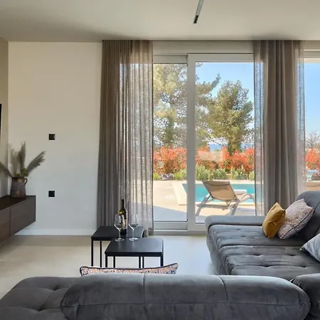 Villa Modern Tonka With Pool And Grill In Porec Tar-Vabriga