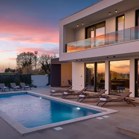 Modern Tonka With Pool And Grill In Porec Villa Tar-Vabriga